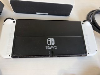 Nintendo Switch OLED con giochi