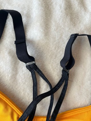 Top deportivo Reebok amarillo y negro.