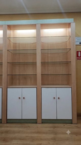 Estantería de madera y cristal