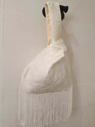 Bolso de mano color marfil con flecos