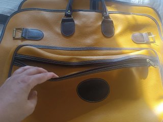 Portatrajes de polipiel marrón y naranja