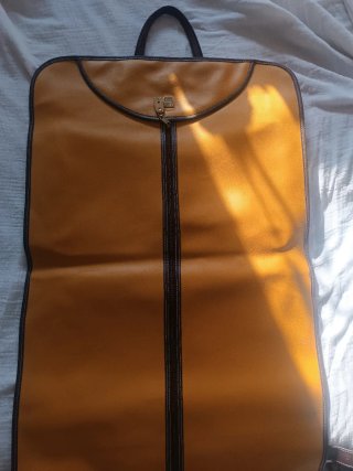 Portatrajes de polipiel marrón y naranja