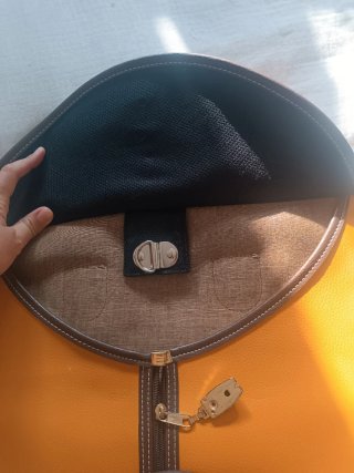 Portatrajes de polipiel marrón y naranja