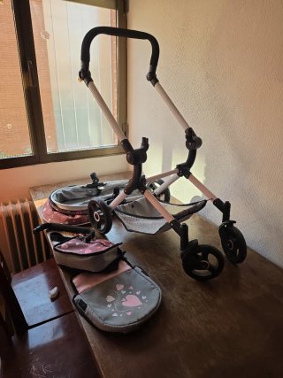 Carrito de juguete para bebé realista