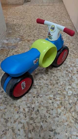 Moto correpasillos azul y verde Imaginarium