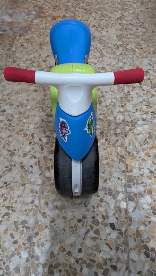 Moto correpasillos azul y verde Imaginarium