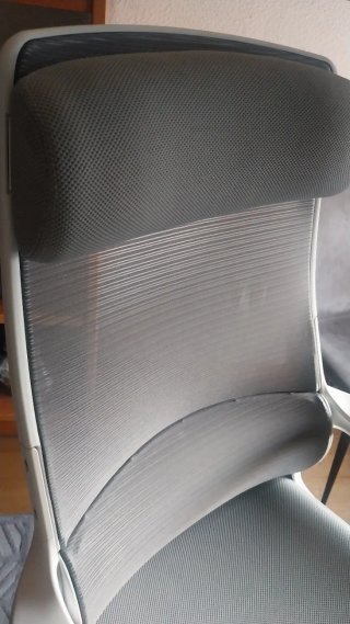 Silla de oficina ergonómica gris y blanca