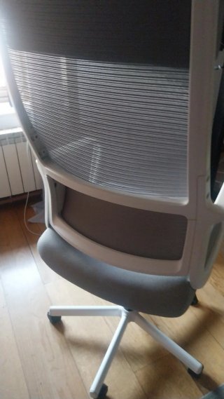 Silla de oficina ergonómica gris y blanca