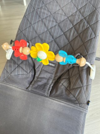 Hamaca BabyBjörn gris con juguete