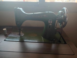 Máquina de coser antigua verde