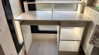 Escritorio blanco con cajón y bandeja