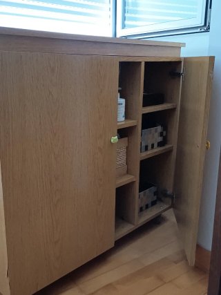 Cambiador para bebé de madera con bañera.