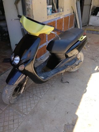 Moto Scooter Negra y Amarilla