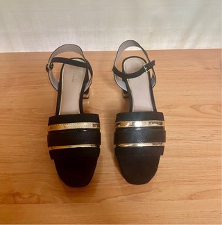 Sandalias tacón negras y doradas
