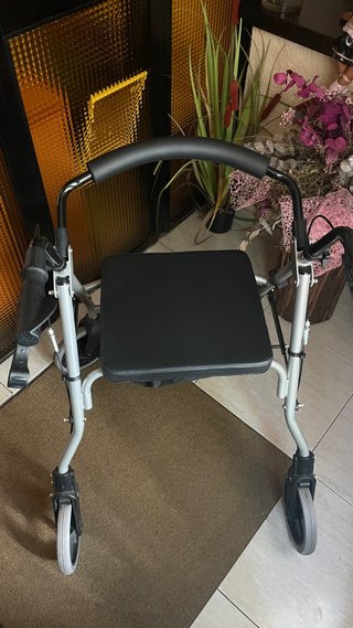Silla de ruedas plegable  y andador,