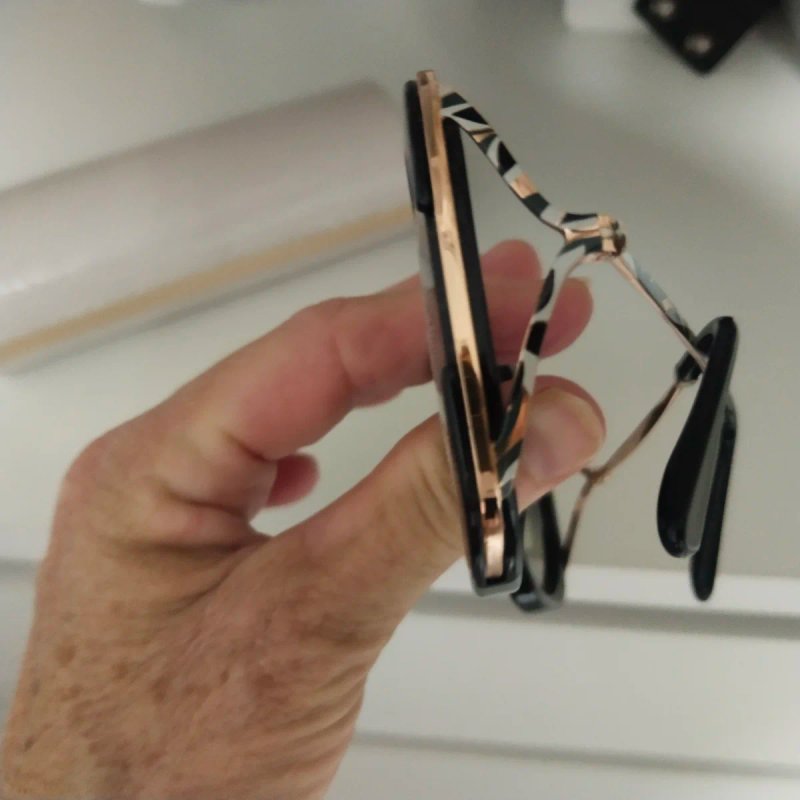 Gafas de sol Jimmy Choo mujer negras y doradas display picture 1