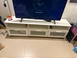 Mueble TV blanco con cristal