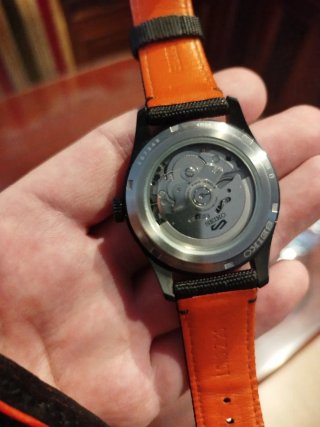Reloj Seiko Negro y Naranja Automático