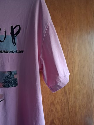 Camiseta manga corta de color rosa con estampado