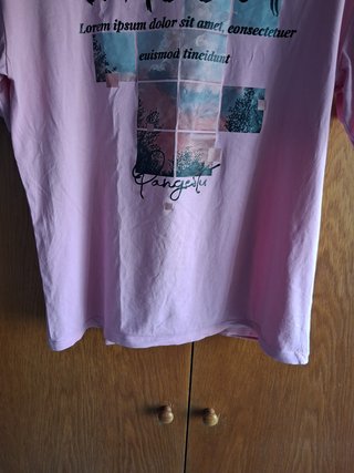 Camiseta manga corta de color rosa con estampado
