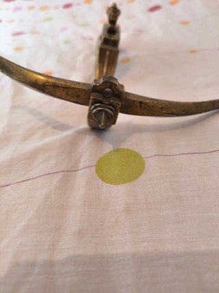 Pieza de latón decorativa
