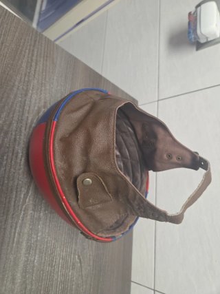 Casco vintage cuero rojo y azul
