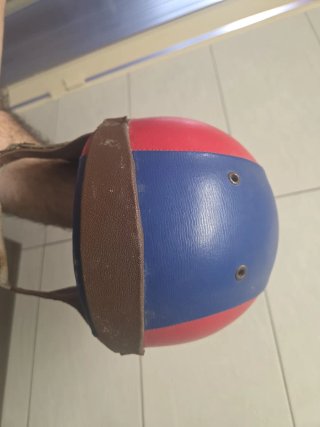 Casco vintage cuero rojo y azul