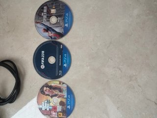 PS4 1TB + 3 Juegos