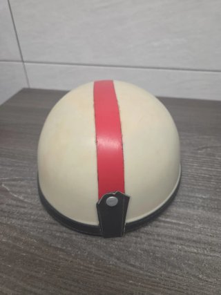 Casco blanco con franja roja