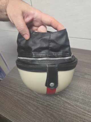 Casco blanco con franja roja