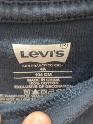 Camiseta Levi's niño azul logo bloque color