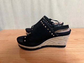 Sandalias CARMELA cuña negras con tachuelas