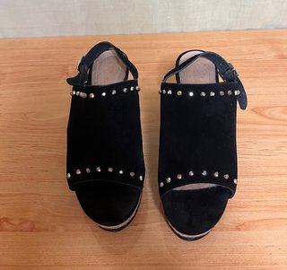 Sandalias CARMELA cuña negras con tachuelas
