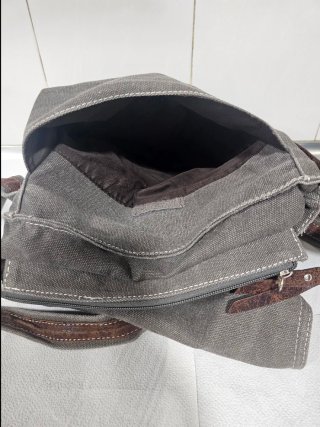 Bolso bandolera gris y multicolor
