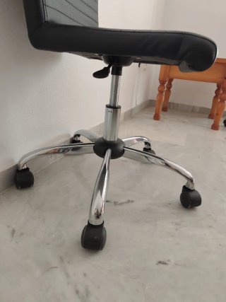 Silla de oficina negra ruedas, altura regulable