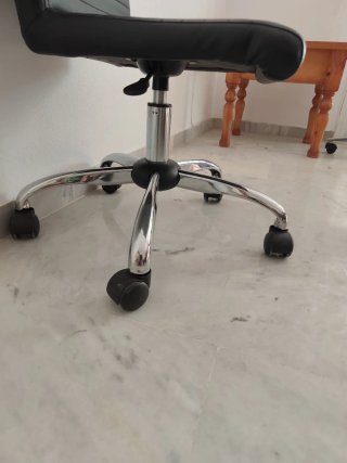 Silla de oficina negra ruedas, altura regulable