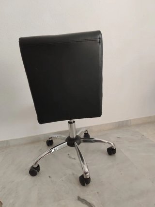 Silla de oficina negra ruedas, altura regulable