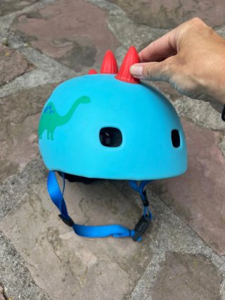 Casco infantil dinosaurios azul