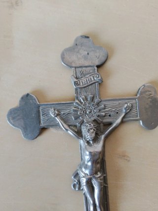 Crucifijo de metal