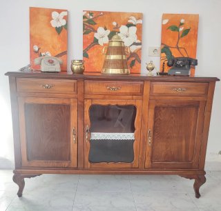 Aparador de madera con detalles dorados