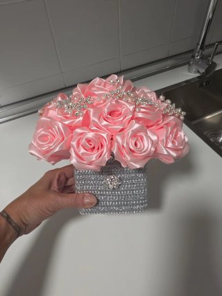 Centro de mesa flores rosas y brillantes