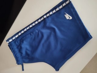 Pantalón corto Nike azul con logo