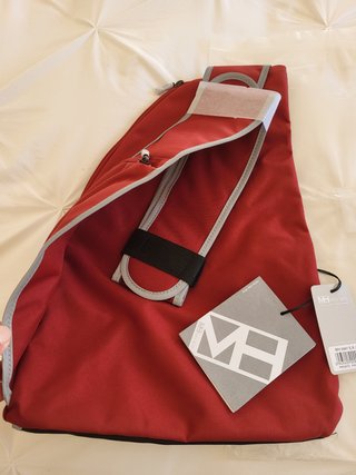Zaino monospalla nero e rosso