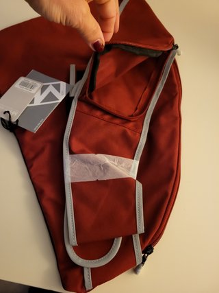 Zaino monospalla nero e rosso