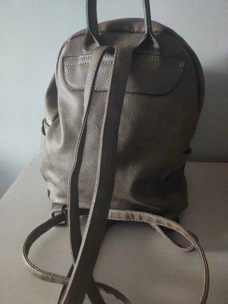 Mochila beige con tachuelas