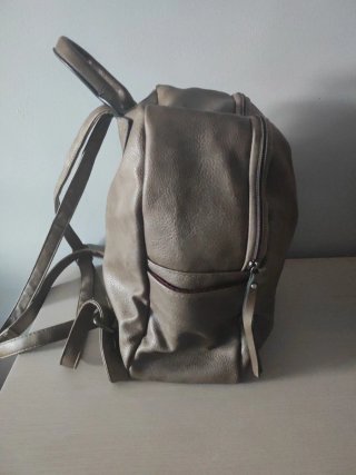 Mochila beige con tachuelas