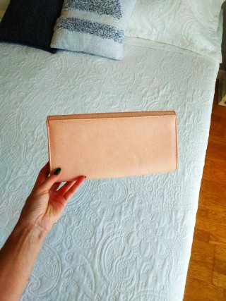 Bolso de mano rosa con cadena dorada