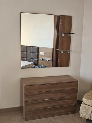 Cómoda moderna con espejo