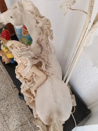 Lámpara de mesa con figura