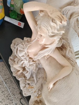 Lámpara de mesa con figura